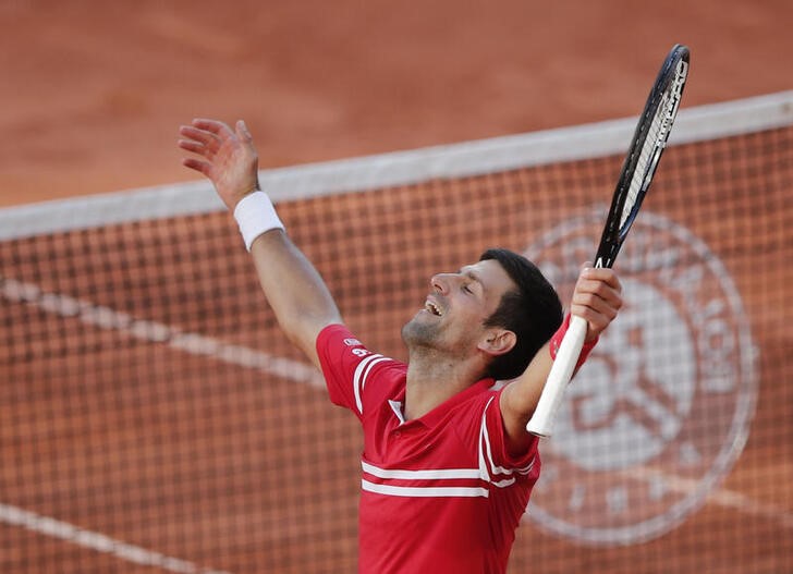 &copy; Reuters. Tenista Novak Djokovic comemora após vencer a final de Roland Garros sobre e grego Stefanos Tsitsipas. 13/6/2021 Serbia's  REUTERS/Benoit Tessier