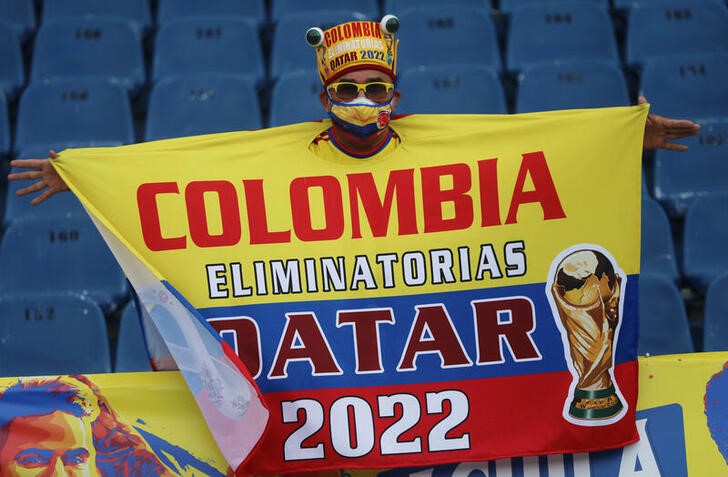 &copy; Reuters. Cartaz de torcedor colombiano com referência às Eliminatórias da Copa do Mundo de 2022. 8/6/2021 REUTERS/Luisa Gonzalez