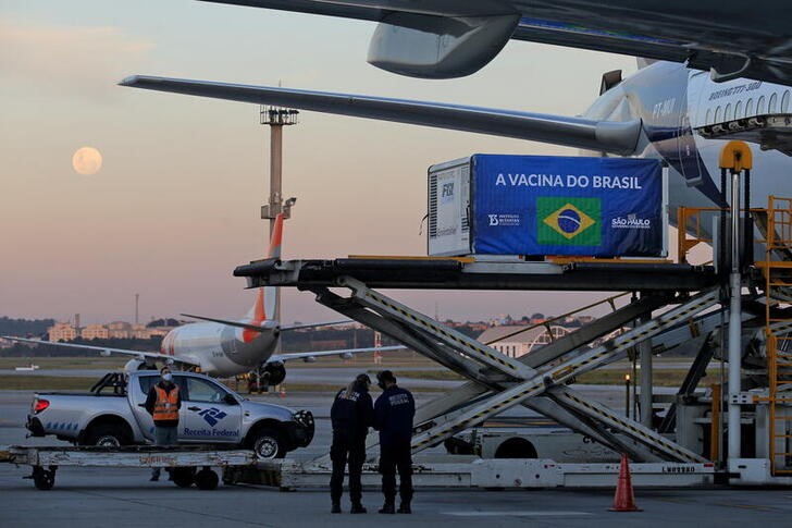 &copy; Reuters. Contêiner refrigerado contendo vacinas contra Covid-19 chega ao aeroporto de Guarulhos. 25/5/2021. REUTERS/Carla Carniel