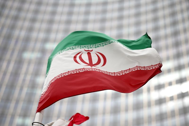 &copy; Reuters. ６月１２日、イラン核合意の立て直しに向けた米国とイランとの間接協議がウィーンで再開された。写真はイランの国旗。ウィーンの国際原子力機関（ＩＡＥＡ）本部が入る建物で５月撮影
