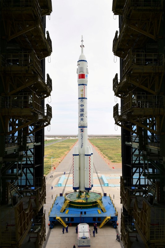 &copy; Reuters. صاروخ من سلسلة لونج مارش يحمل مركبة الفضاء شنتشو-12 لدى نقله إلى منصة إطلاق في صورة من أرشيف رويترز. (يحظر استخدام الصورة داخل الصين.)