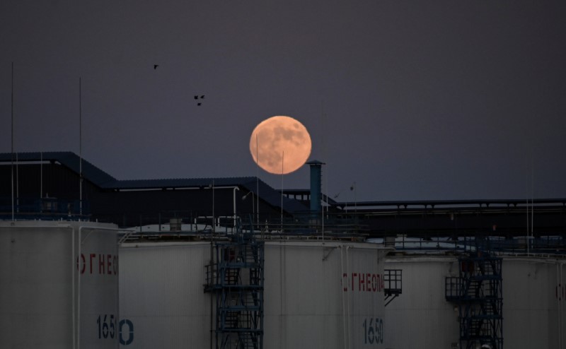 &copy; Reuters. FILE PHOTO: The moon rises behind the storage tanks of a local oil refinery in Omsk, Russia June 5, 2020.  REUTERS/Alexey Malgavko
