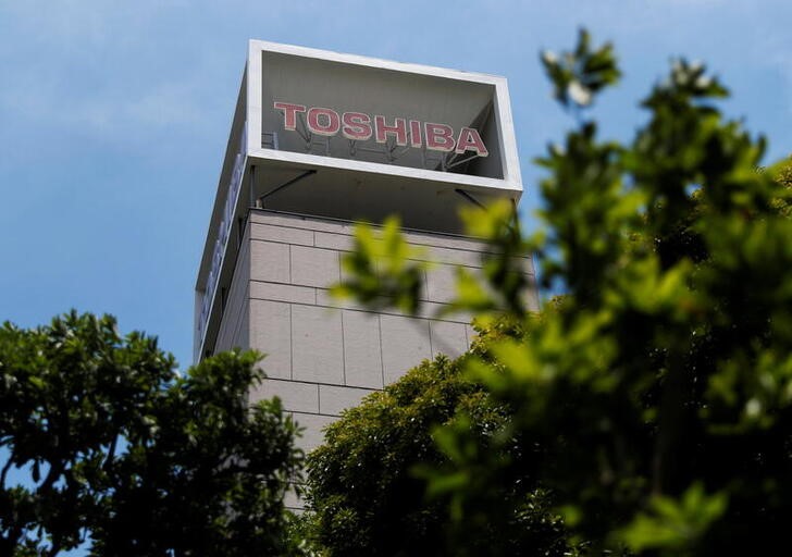 &copy; Reuters. FILE PHOTO:  The logo of Toshiba Corp. is displayed atop of a building in Tokyo, Japan June 11, 2021.  REUTERS/Issei Kato/File photo