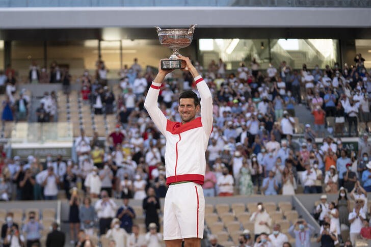© Reuters. 　テニスの全仏ＯＰ男子シングルス決勝、世界ランキング１位のノバク・ジョコビッチが同大会２回目、四大大会通算１９回目の優勝を果たした（２０２１年　ロイター/Susan Mullane-USA TODAY Sports）
