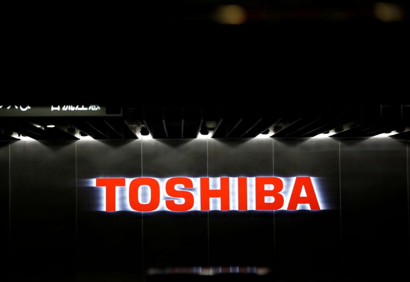 &copy; Reuters. FILE PHOTO: The logo of Toshiba Corp. is seen at the company's facility in Kawasaki, Japan June 10, 2021.   REUTERS/Kim Kyung-Hoon