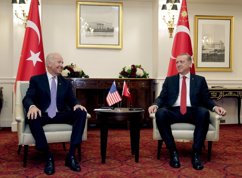 &copy; Reuters. FILE PHOTO: U.S. Vice President Joe Biden (L) attends a bilateral meeting with Turkish President Tayyip Erdogan in Washington March 31, 2016.      REUTERS/Joshua Roberts/File Photo