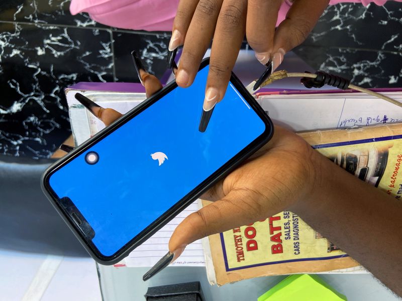 &copy; Reuters. Lagos based entreprenuer Ogechi Egemonu opens the Twitter app on a smart phone at her office in Lagos, Nigeria June 10, 2021. REUTERS/Seun Sanni