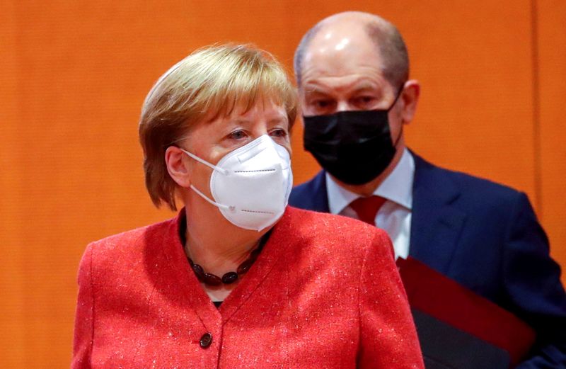 &copy; Reuters. FILE PHOTO: German Chancellor Angela Merkel and Finance Minister Olaf Scholz wear protective masks as they attend the weekly cabinet meeting at the Chancellery in Berlin, Germany, January 20, 2021. REUTERS/Fabrizio Bensch/Pool/File Photo