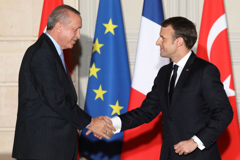 &copy; Reuters. Le président français Emmanuel Macron et son homologue turc Recep Tayyip Erdogan, qui se sont entretenus en tête à tête lundi en marge du sommet de l'Otan à Bruxelles, ont affiché une volonté d'avancer ensemble sur la Syrie et la Libye, a fait sav