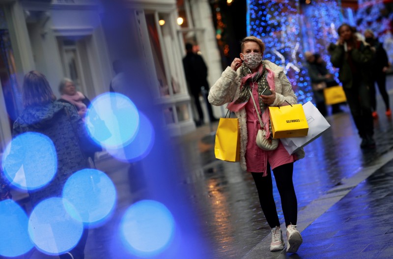&copy; Reuters. FILE PHOTO: A shopper walks down the street in London, Britain December 18, 2020. REUTERS/Hannah Mckay