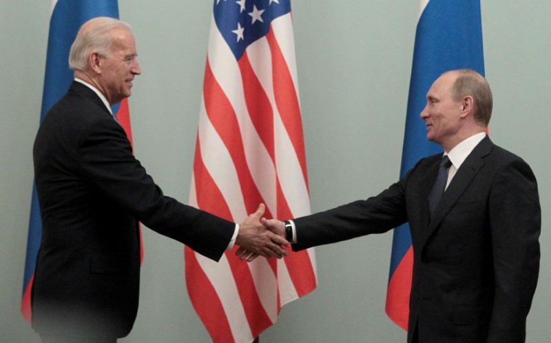 © Reuters. FILE PHOTO: Russian Prime Minister Vladimir Putin (R) shakes hands with U.S. Vice President Joe Biden during their meeting in Moscow March 10, 2011. REUTERS/Alexander Natruskin/File Photo