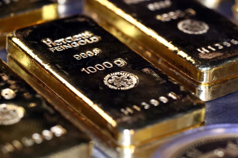 &copy; Reuters. Barras de oro y monedas se apilan en la sala de cajas de seguridad de la casa de oro Pro Aurum en Munich, Alemania, 14 agosto 2019.
REUTERS/Michael Dalder/FOTO DE ARCHIVO