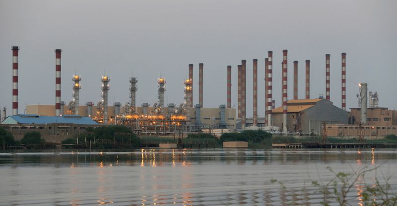 &copy; Reuters. FOTO DE ARCHIVO. La refinería de petróleo de Abadan, en el suroeste de Irán, es vista desde el lado iraquí de Shatt al-Arab, en Al-Faw, al sur de Basora, Irak. 21 de septiembre de 2019. REUTERS/Essam Al-Sudani