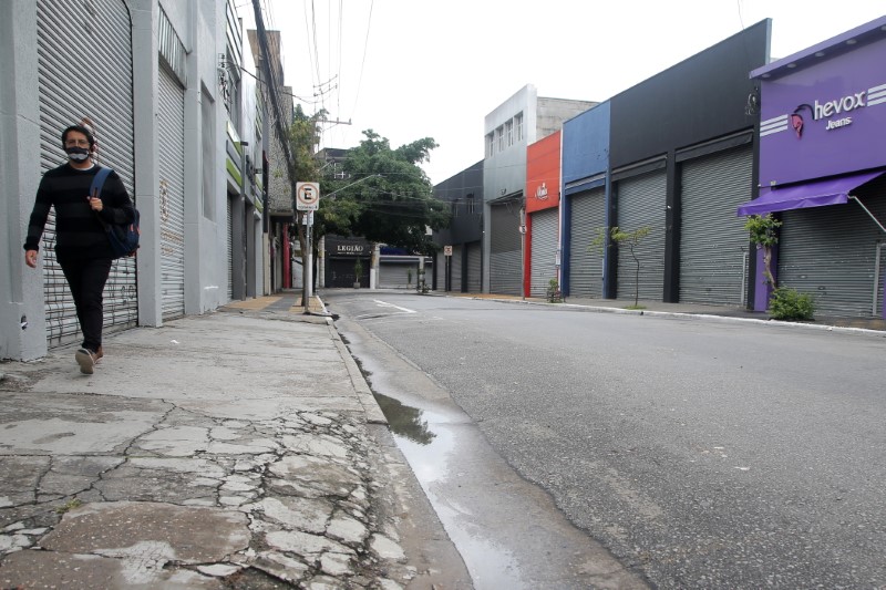 &copy; Reuters. Pedestre caminha por rua comercial de São Paulo em meio a restrições de combate à Covid-19
06/03/2021
REUTERS/Carla Carniel