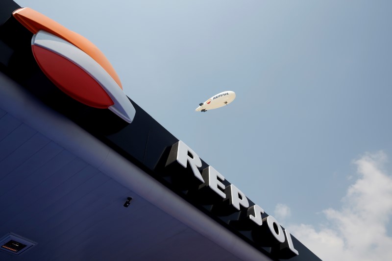 &copy; Reuters. FOTO DE ARCHIVO: El logotipo del gigante energético español Repsol SA durante la ceremonia de apertura de su primera gasolinera en la Ciudad de México, México, el  12 de marzo de 2018. REUTERS/Carlos Jasso