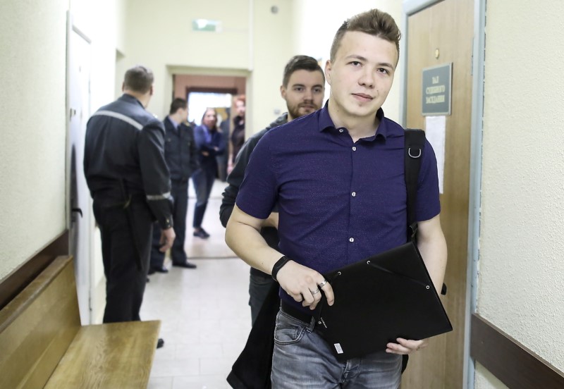 &copy; Reuters. FILE PHOTO: Opposition blogger and activist Roman Protasevich, who is accused of participating in an unsanctioned protest at the Kuropaty preserve, arrives for a court hearing in Minsk, Belarus April 10, 2017. REUTERS/Stringer/File Photo
