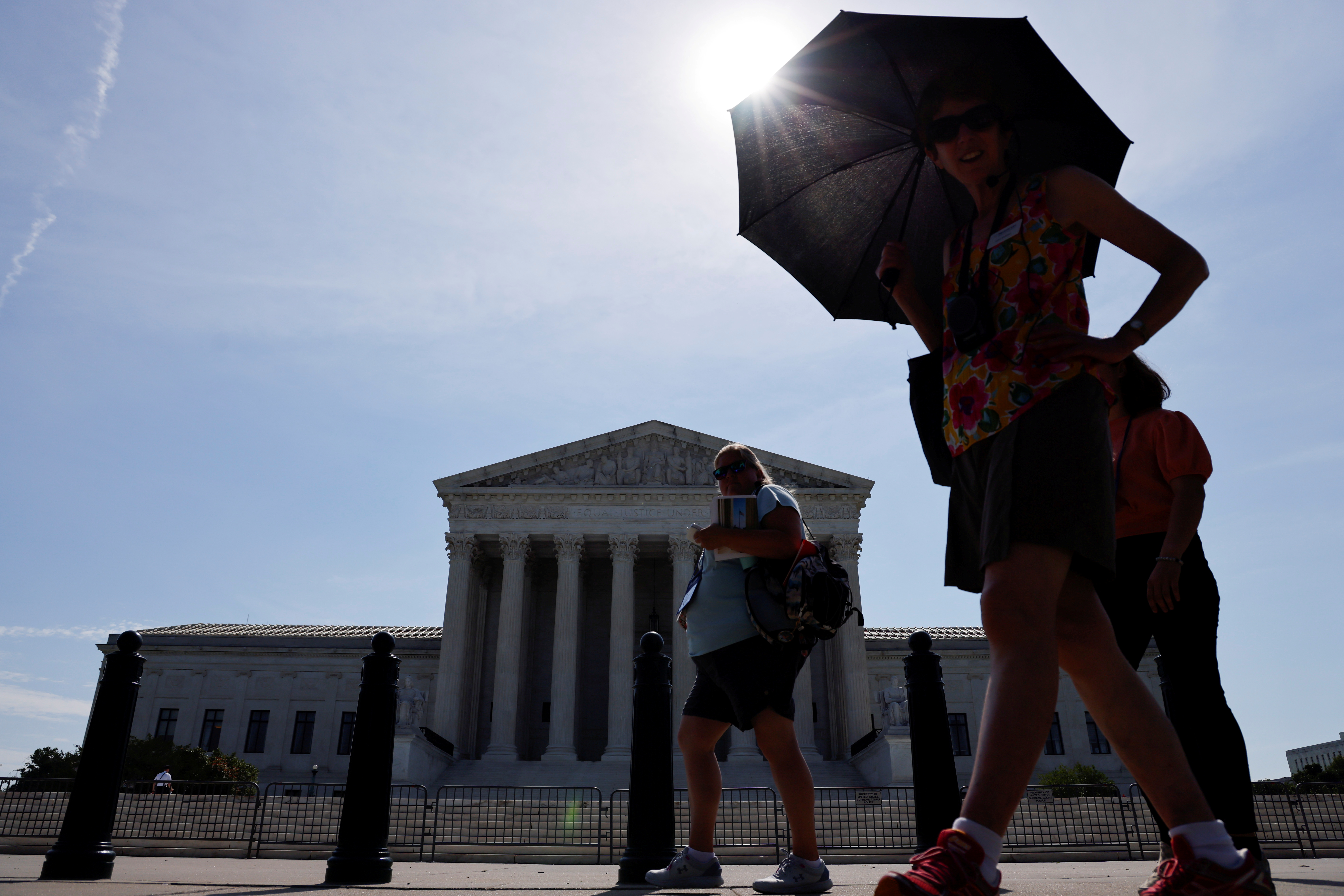 &copy; Reuters. FILE PHOTO: A tour group walks past the front of the U.S. Supreme Court building in Washington, U.S. June 7, 2021. REUTERS/Jonathan Ernst/File Photo