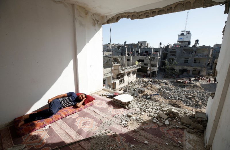 &copy; Reuters. فلسطيني ينام في منزل دمرته ضربات جوية إسرائيلية في غزة في صورة بتاريخ السابع من يونيو حزيران 2021. تصوير: محمد سالم - رويترز.