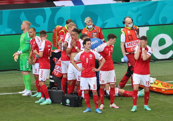 &copy; Reuters. Los jugadores de Dinamarca forman un círculo en torno al centrocampista Christian Eriksen mientras recibe asistencia médica tras desplomarse durante el partido contra Finlandia por el Grupo B de la Eurocopa en el Parken Stadium de Copenhague, Dinamarca.