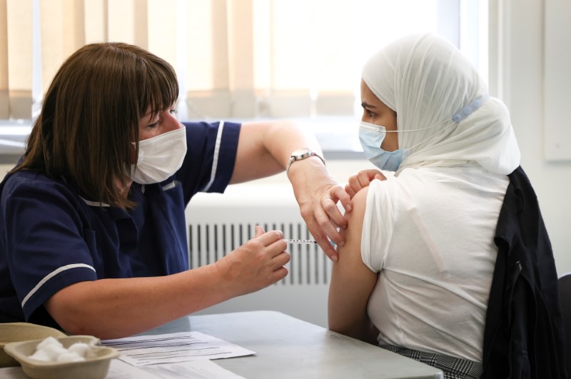 &copy; Reuters. Vacunación contra el COVID-19 con Pfizer BioNTech, Belmont Health Centre, Harrow, Londres, Gran Bretaña, 6 junio 2021.
REUTERS/Henry Nicholls