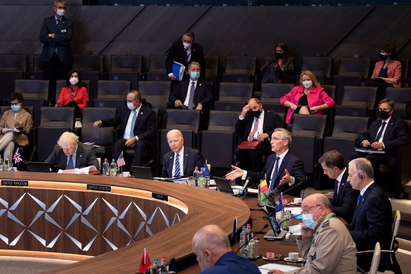&copy; Reuters. Les dirigeants de l'Otan ont exprimé lundi leur volonté de renforcer leur défense "face à toutes les menaces, d'où qu'elles viennent", dans un communiqué publié à l'issue du sommet qui les a réunis à Bruxelles. /Photo prise le 14 juin 2021/REUTE