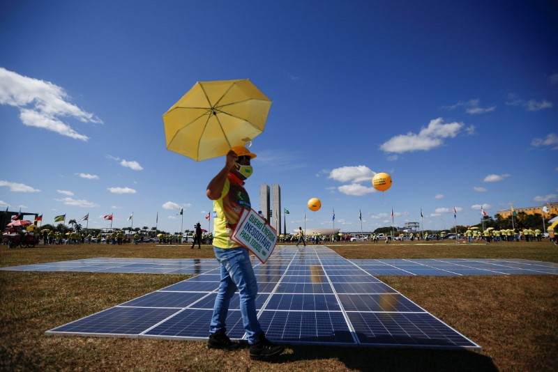 &copy; Reuters. Manifestante em favor de uso de energia solar
8/06/2021
REUTERS/Adriano Machado