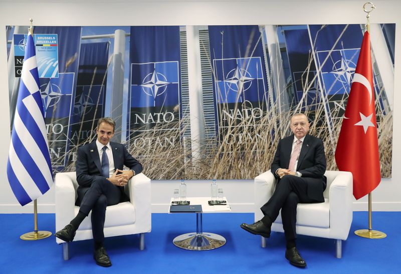 &copy; Reuters. الرئيس التركي رجب طيب أردوعان (الى اليمين) خلال اجتماع مع رئيس وزراء اليونان كيرياكوس ميتسوتاكيس خلال قمة حلف الأطلسي ببروكسل يوم الاثنين. ص