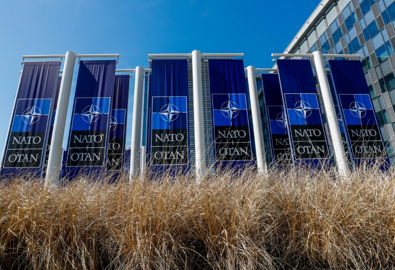 &copy; Reuters. Banner con il logo Nato presso l'ingresso della sede Nato a Bruxelles, Belgio, 19 aprile 2018 REUTERS/Yves Herman/File Photo