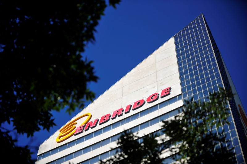 © Reuters. FILE PHOTO: The Enbridge Tower is pictured on Jasper Avenue in Edmonton August 4, 2012. REUTERS/Dan Riedlhuber