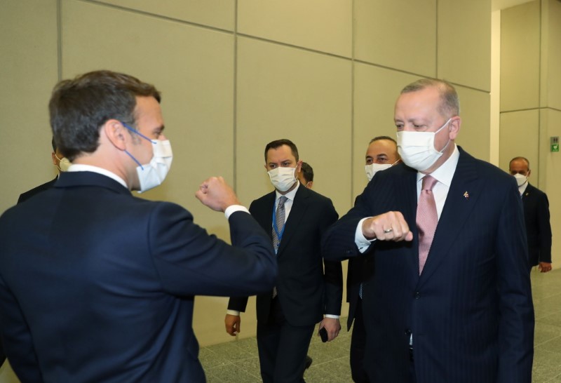© Reuters. L'entretien de ce lundi à Bruxelles entre Emmanuel Macron et son homologue turc Recep Tayyip Erdogan s'est déroulé dans un climat 