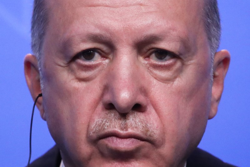 © Reuters. الرئيس التركي رجب طيب أردوغان خلال مؤتمر صحفي خلال قمة خلف الناتو في بروكسل يوم الاثنين. صورة لرويترز من ممثل لوكالات الأنباء.