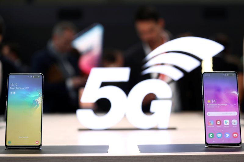 © Reuters. Aparelhos de celular da Samsung com tecnologia 5G em Barcelona, Espanha 
25/02/2019
REUTERS/Sergio Perez