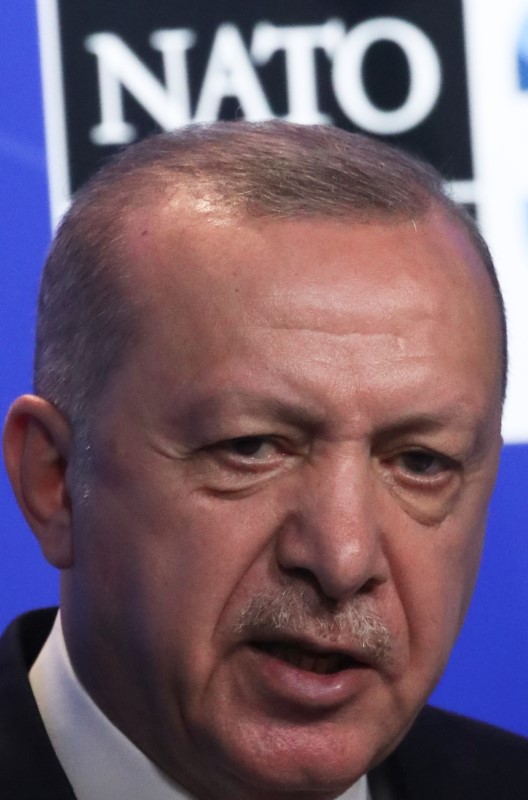 © Reuters. الرئيس التركي رجب طيب أردوغان خلال مؤتمر صحفي خلال قمة خلف الناتو في بروكسل يوم الاثنين. صورة لرويترز من ممثل لوكالات الأنباء.