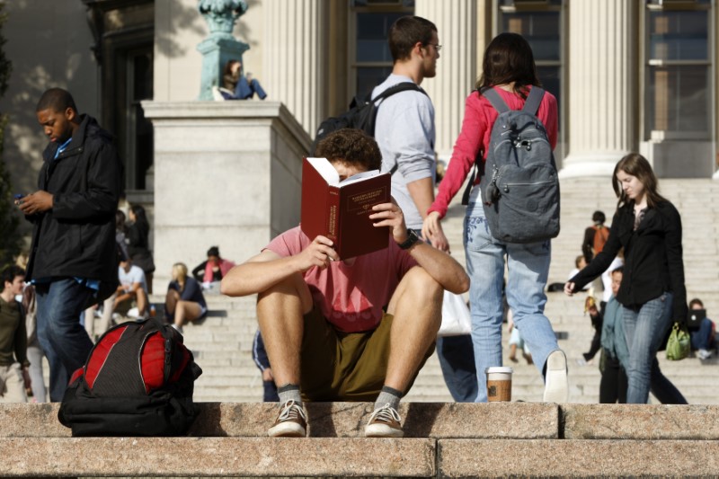 © Reuters. FILE PHOTO: A student reads on the campus of Columbia University in New York, October 5, 2009. REUTERS/Mike Segar    