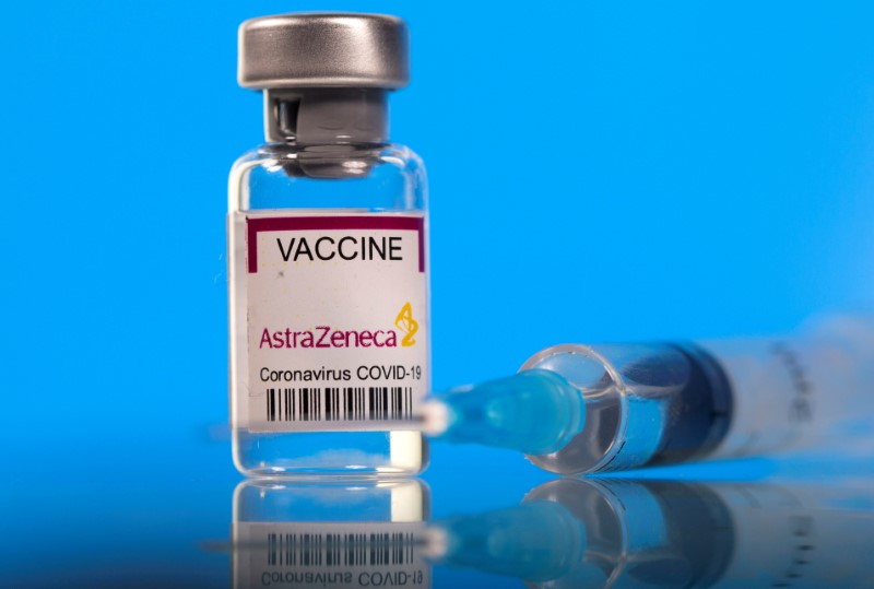 &copy; Reuters. FILE PHOTO: A vial labelled with the AstraZeneca coronavirus disease (COVID-19) vaccine is seen in this illustration picture taken March 19, 2021. REUTERS/Dado Ruvic/Illustration/File Photo