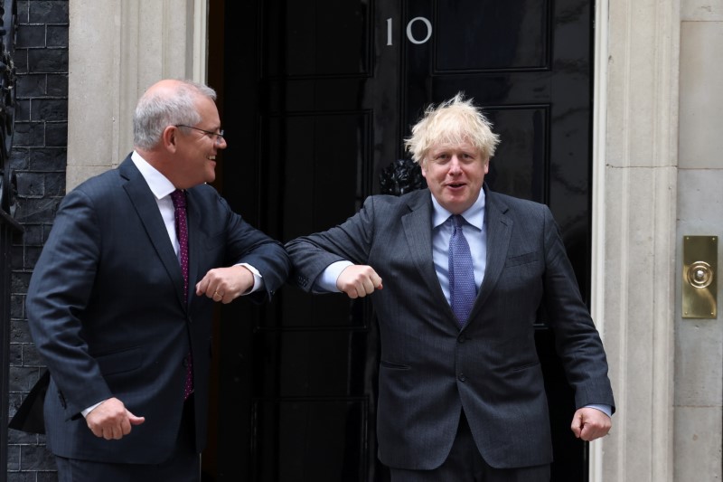 &copy; Reuters. El primer ministro británico, Boris Johnson, se codea con el primer ministro australiano, Scott Morrison, en Downing Street en Londres, Reino Unido, el 14 de junio de 2021. REUTERS/Henry Nicholls