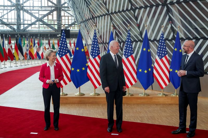 &copy; Reuters. European Council President Charles Michel and European Commission President Ursula von der Leyen pose with U.S. President Joe Biden during the EU-US summit, in Brussels, Belgium June 15, 2021. REUTERS/Yves Herman