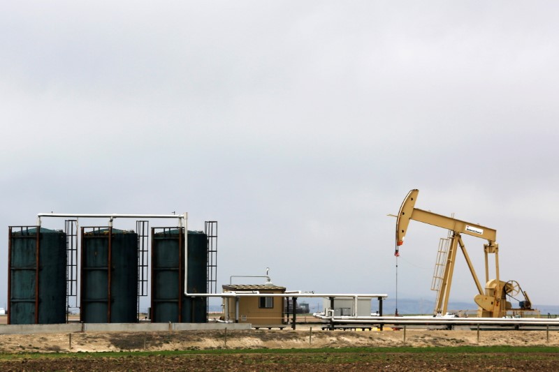 &copy; Reuters. Una pompa petrolifera vicino a Granum, Alberta, in Canada. REUTERS/Todd Korol