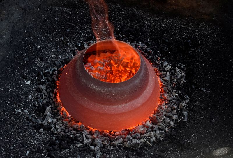 &copy; Reuters. Imagen de archivo de un utensilio de cobre calentado en un taller de Budgam, en la Cachemira india. 24 febrero 2021. REUTERS/Sanna Irshad Mattoo