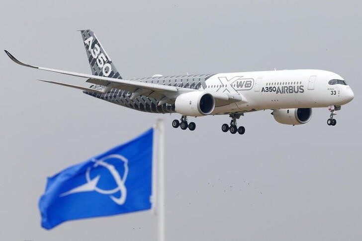 &copy; Reuters. An Airbus A350 jetliner flies over Boeing flags as it lands after a flying display during the 51st Paris Air Show at Le Bourget airport near Paris, June 15, 2015. REUTERS/Pascal Rossignol/File Photo
