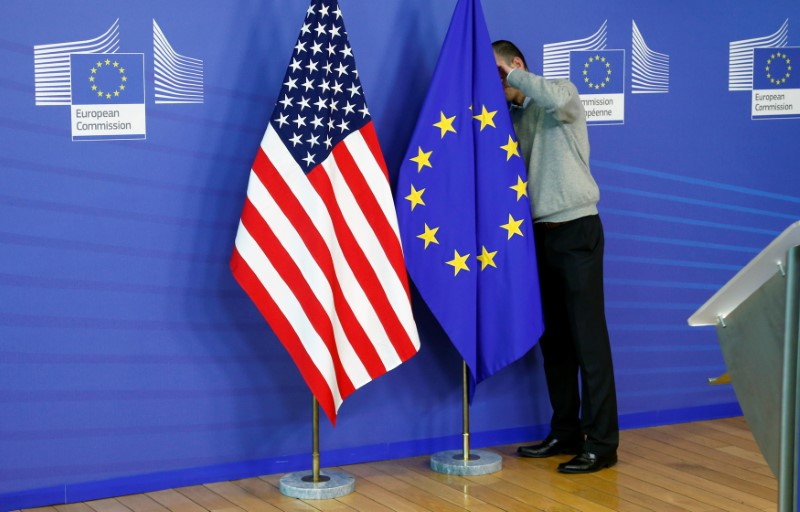&copy; Reuters. FOTO DE ARCHIVO: Un hombe ajusta una bandera de la Unión Europea junto a otra de Estados Unidos en la sede de la Comisión Europea en Bruselas, Bélgica, el 11 de noviembre de 2013. REUTERS/François Lenoir