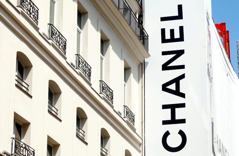 © Reuters. FILE PHOTO: The logo of fashion house Chanel is seen on a store in Paris, France, June 18, 2020. REUTERS/Charles Platiau/File Photo