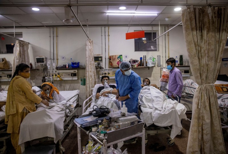 &copy; Reuters. Médico trata pacientes com Covid-19 em hospital de Nova Délhi
01/05/2021 REUTERS/Danish Siddiqui