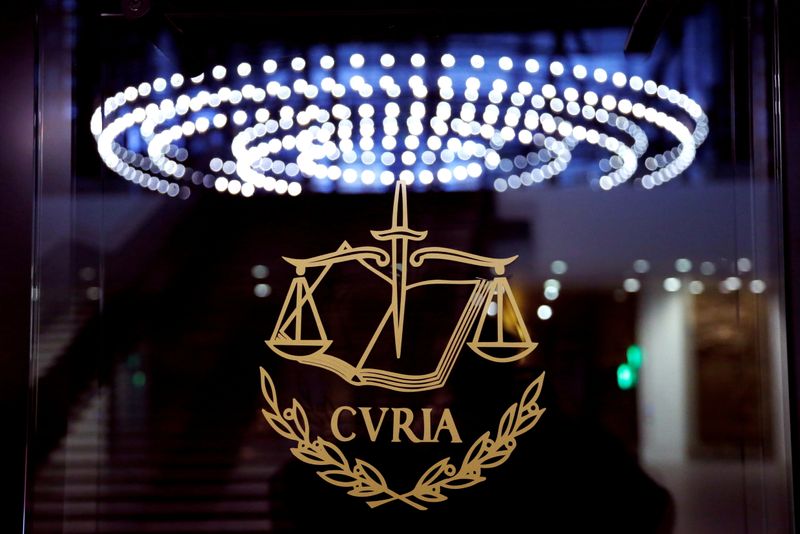 &copy; Reuters. FOTO DE ARCHIVO: El logotipo del Tribunal de Justicia de la Unión Europea en el exterior de la principal sala de la corte de justicia en Luxemburgo, el 26 de enero de 2017. REUTERS/François Lenoir