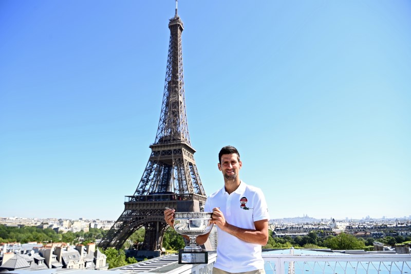 &copy; Reuters. لاعب التنس الصربي نوفاك ديوكوفيتش المصنف الأول أمام برج إيفل مع درع بطولة فرنسا المفتوحة للتنس في باريس يوم الاثنين. صورة لرويترز من ممثل لو