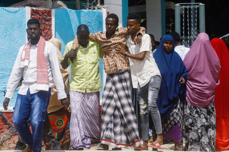 © Reuters. جندي صومالي أًصيب في تفجير انتحاري عند معسكر للجيش الصومالي لدى مغادرته مستشفى المدينة في مقديشو يوم الثلاثاء. تصوير: فيصل عمر - رويترز