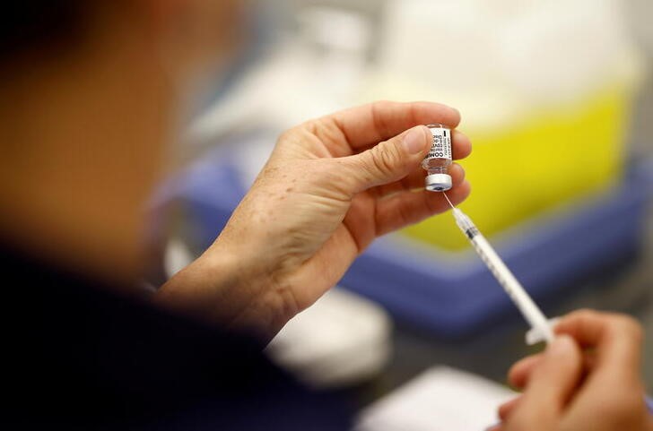&copy; Reuters. Foto de archivo de una trabajadora médica ante de dar una vacuna para el COVID-19 en un centro en Saint-Nazaire, Francia.
May 28, 2021. REUTERS/Stephane Mahe/
