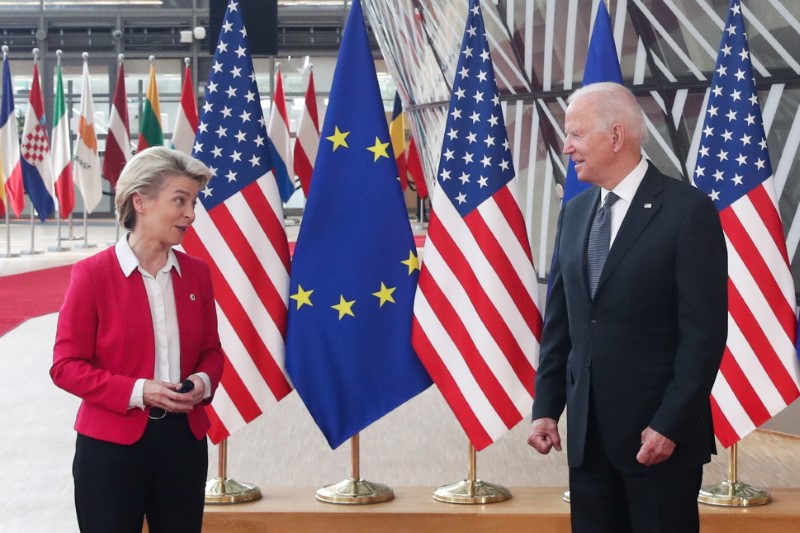 &copy; Reuters. رئيسة المفوضة الأوروبية أورسولا فون دير ليين تتحدث مع الرئيس الأمريكي جو بايدن في بروكسل يوم الثلاثاء. تصوير: إيف هيرمان - رويترز