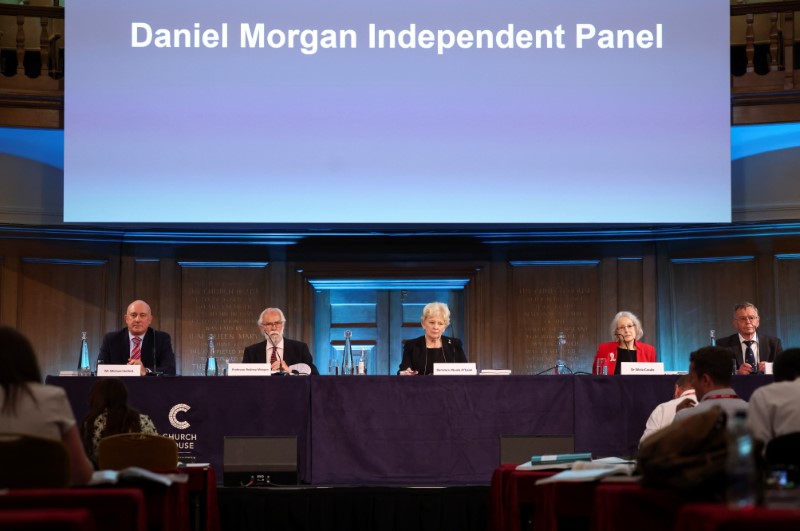 © Reuters. Panel members Michael Kellett, Rodney Morgan, Baroness Nuala O'Loan, Silvia Casale and Samuel Pollock prepare to read out a statement following the publication of the Daniel Morgan Independent Panel report, at Church House, in London, Britain, June 15, 2021. REUTERS/Henry Nicholls