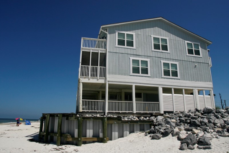 &copy; Reuters. FILE PHOTO: A retaining wall supports a beach house on the Gulf Coast at Cape San Blas, south of Port St. Joe, Florida, June 29, 2014. REUTERS/Philip Sears/File Photo